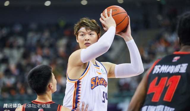 阿亮紧张的问：他不能是条子吧？不能……马逵摆摆手：条子怎么可能玩的出这种路数，这小子他妈的一看就是经过大风大浪的，我们这么多人、这么多把枪。